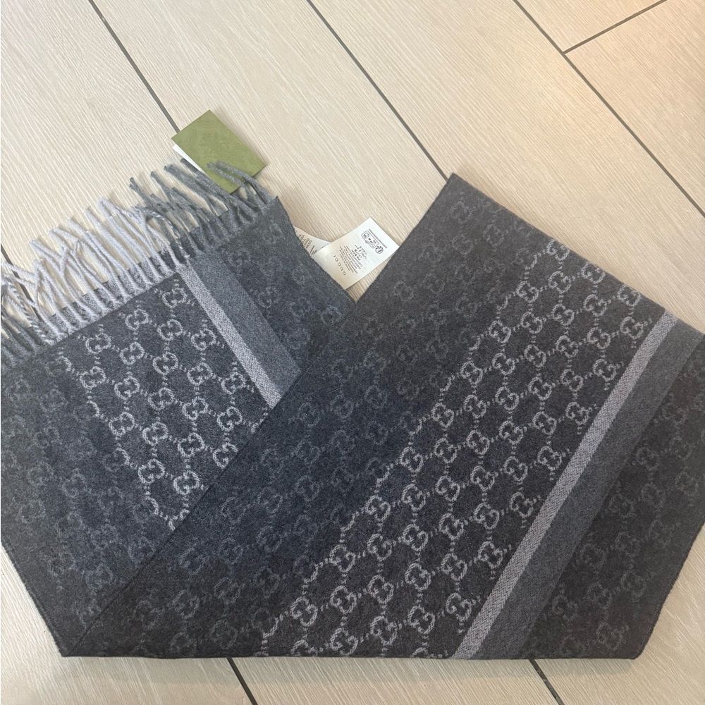 Brand new Gucci Gray Cashmere Scarf / shawl with box and tag unisex